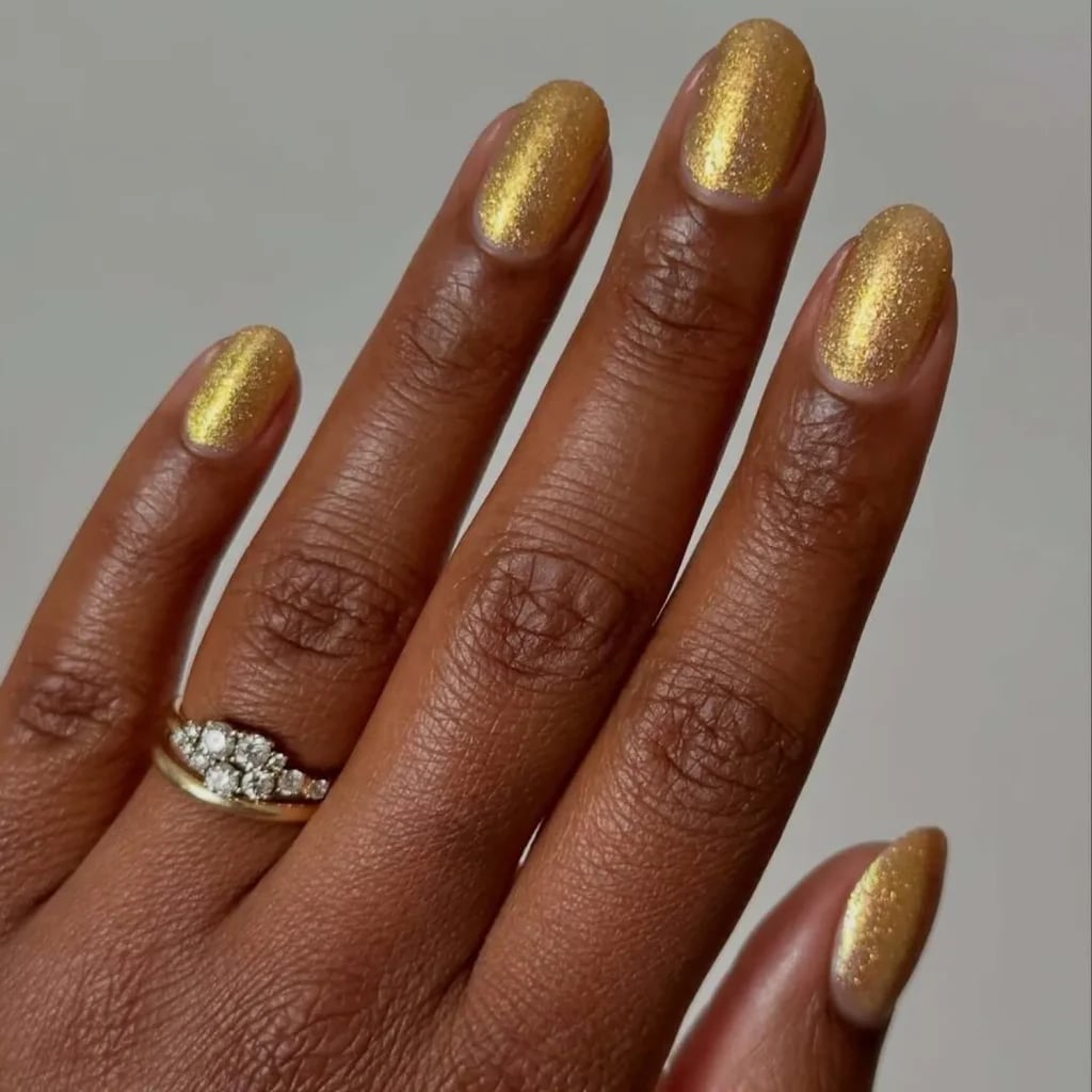 Shimmer Gold Glitter Short Oval Nails Shimmer Gold Glitter Short Oval Nails — Simple Metallic Nails