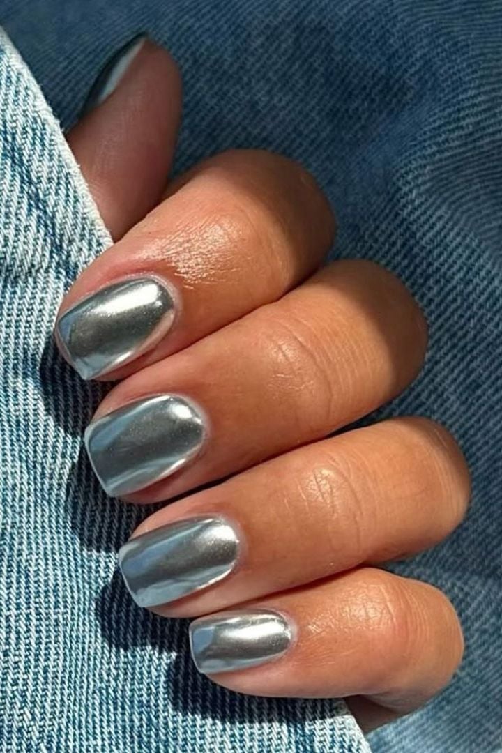 High Shine Silver Chrome Short Oval Nails High Shine Silver Chrome Short Oval Nails — Simple Metallic Nails