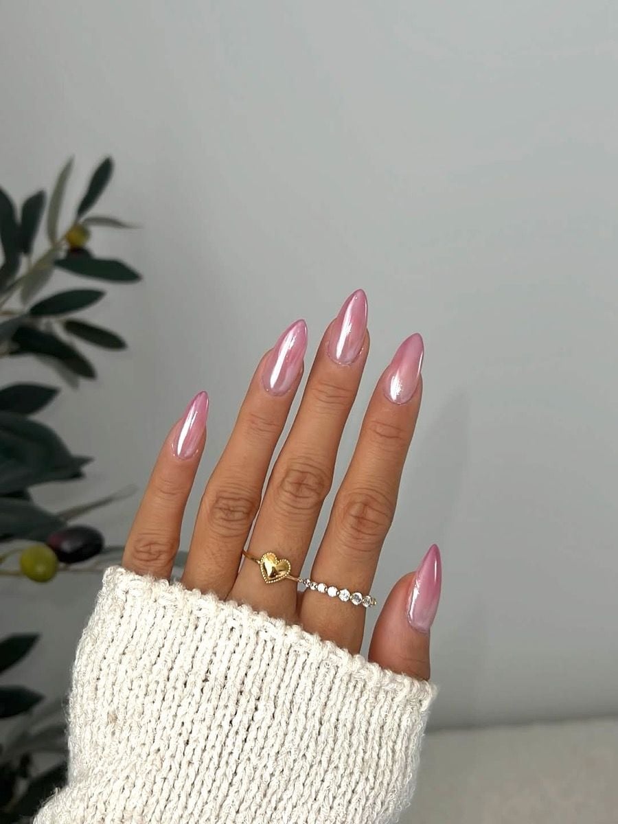 Pearlescent Pink Chrome Medium Almond Nails Pearlescent Pink Chrome Medium Almond Nails — Simple Metallic Nails