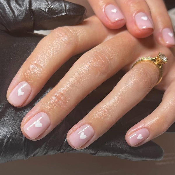 Medium Oval With Abstract White Lines Medium Oval With Abstract White Lines — Simple Minimalist Nails