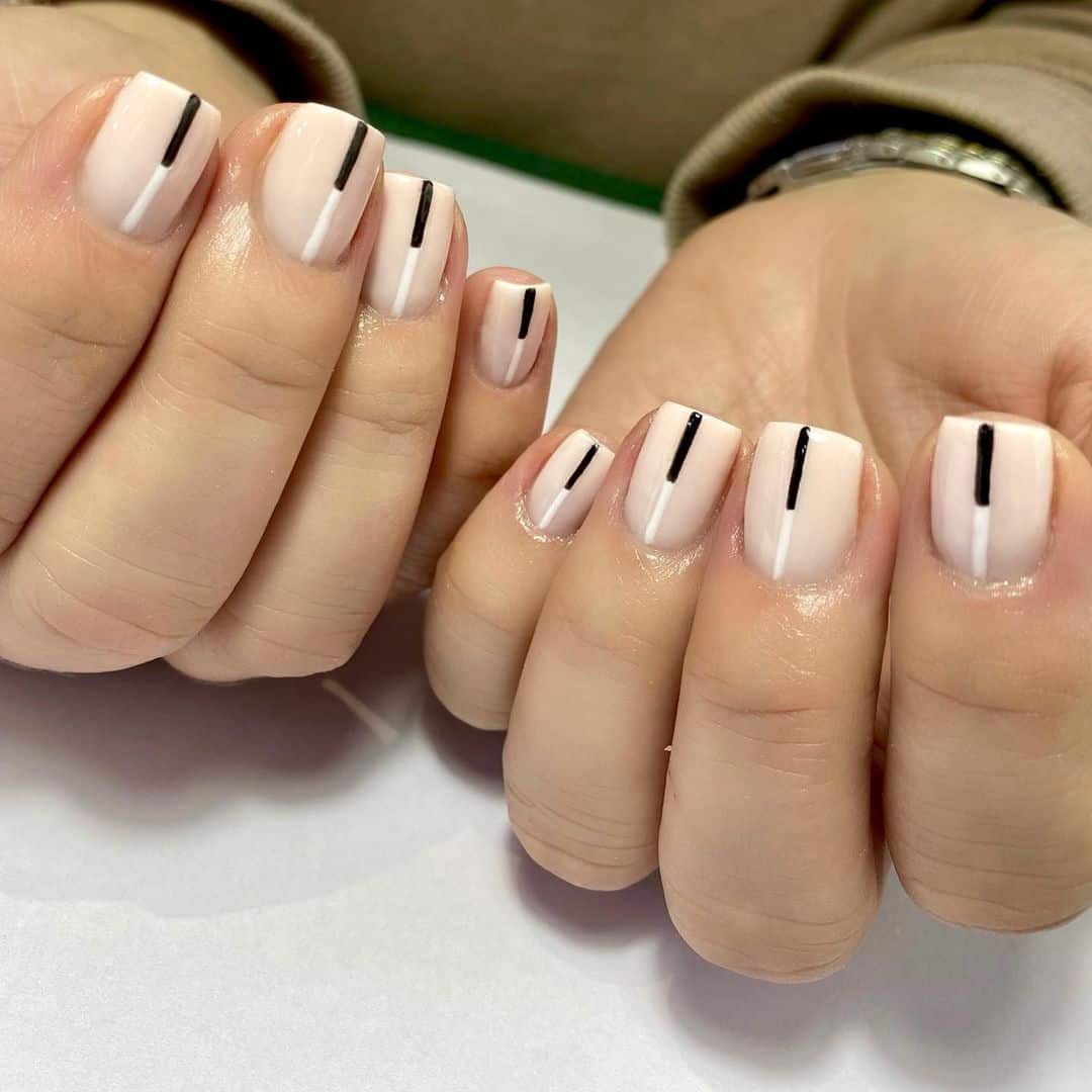 Short Square With Alternating Vertical Lines Short Square With Alternating Vertical Lines — Simple Minimalist Nails