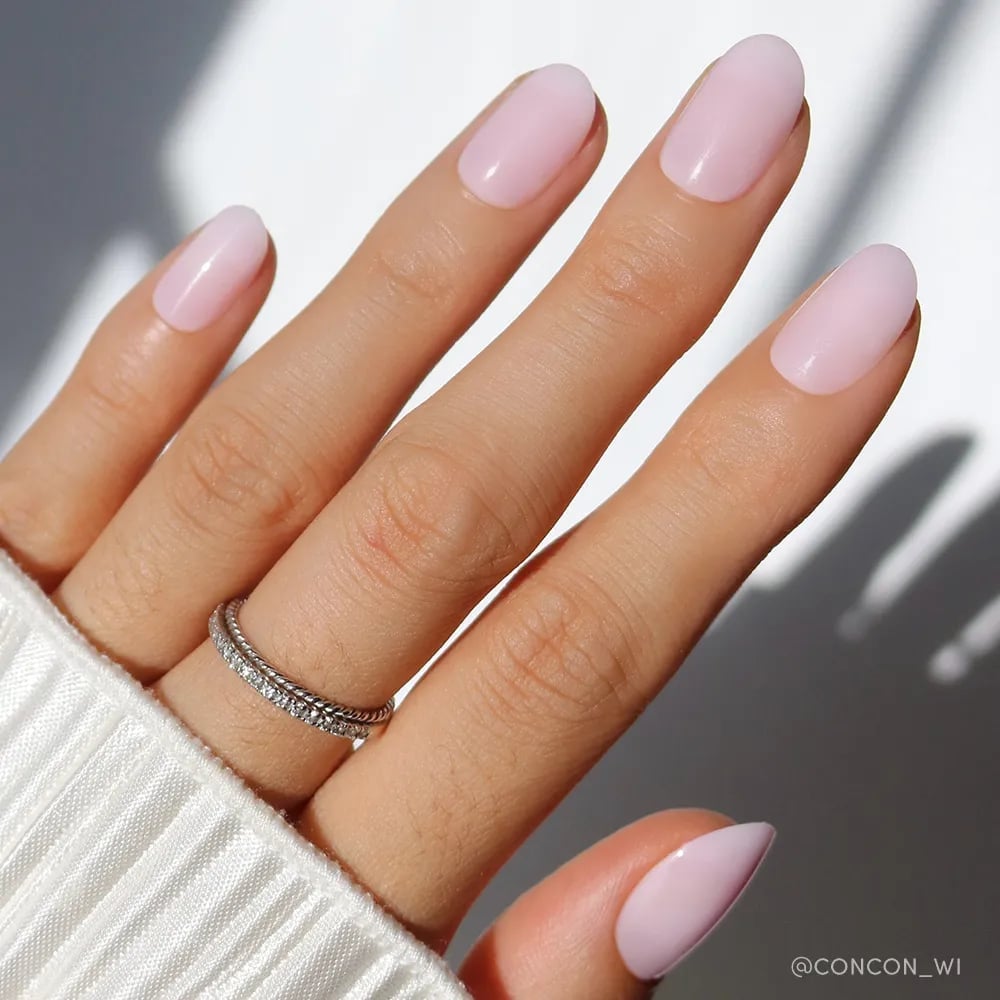 Short Oval With Gold Flakes Short Oval With Gold Flakes — Simple Minimalist Nails