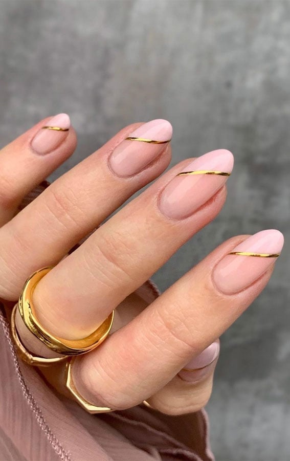 Medium Oval With Horizontal Gold Line Medium Oval With Horizontal Gold Line — Simple Minimalist Nails