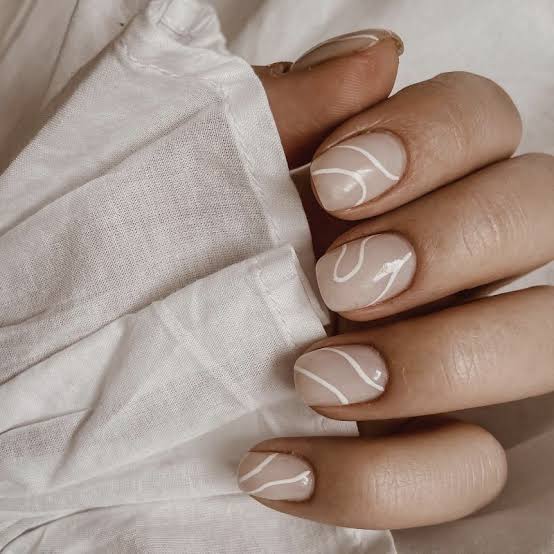 Short Square Nude With White Curved Lines Short Square Nude With White Curved Lines — Simple Nail Art Inspo