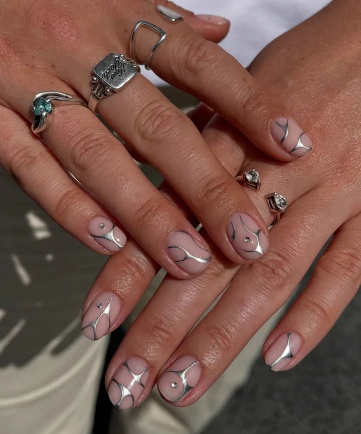 Short Oval Nude With Silver Line Art Short Oval Nude With Silver Line Art — Simple Nail Art Inspo