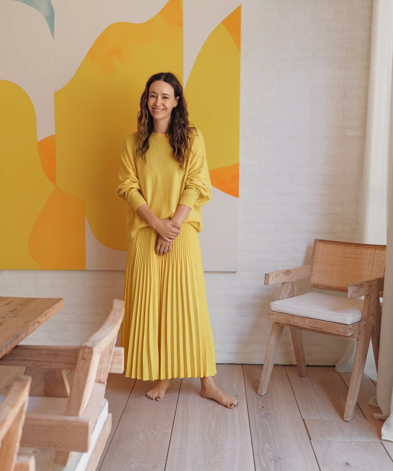 Monochromatic Yellow Crewneck Sweater and Pleated Midi, Close-Up Take Monochromatic Yellow Crewneck Sweater and Pleated Midi, Close-Up Take — Simple Pleated Skirt Outfits