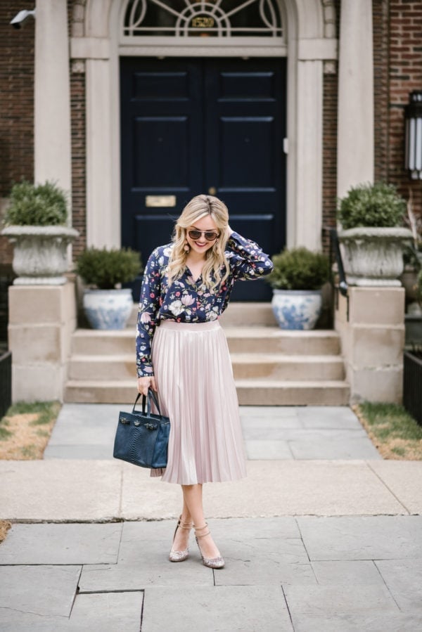 Pink Pleated Midi Skirt with Navy Floral Blouse and Heels Pink Pleated Midi Skirt with Navy Floral Blouse and Heels — Simple Pleated Skirt Outfits