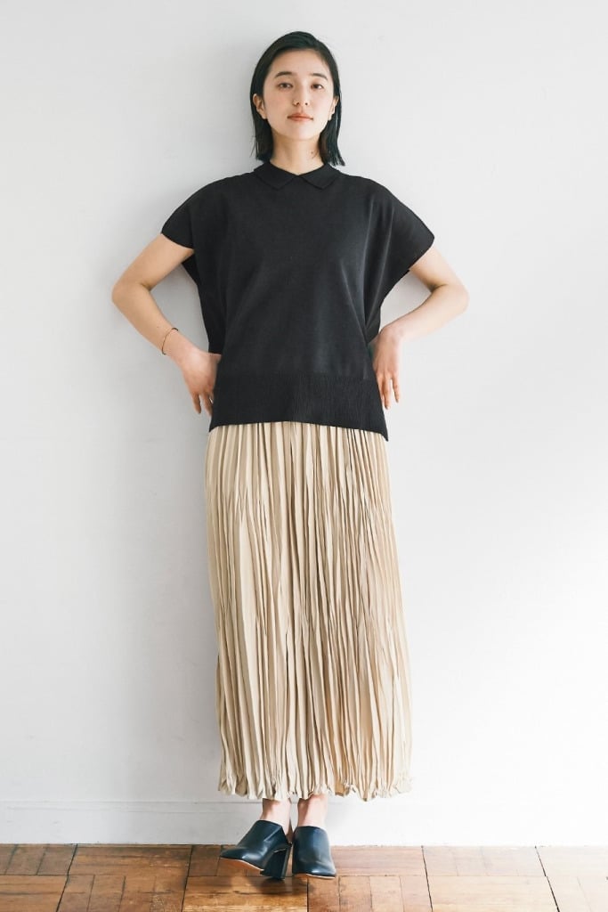 Long Pleated Beige Skirt with Black Polo Knit Top and Flats Long Pleated Beige Skirt with Black Polo Knit Top and Flats — Simple Pleated Skirt Outfits