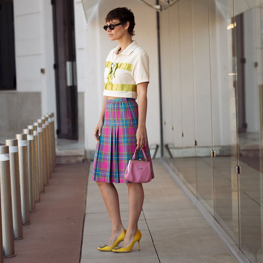 Plaid Pleated Midi Skirt with Cropped Polo Shirt and Yellow Heels Plaid Pleated Midi Skirt with Cropped Polo Shirt and Yellow Heels — Simple Pleated Skirt Outfits