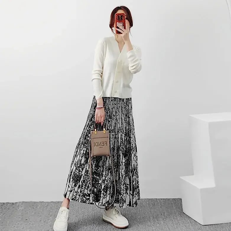 Long Beige Pleated Skirt with Black Blazer and Patterned Top Long Beige Pleated Skirt with Black Blazer and Patterned Top — Simple Pleated Skirt Outfits