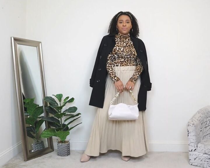 Floral Print Pleated Skirt with White Cardigan, Close-Up Take Floral Print Pleated Skirt with White Cardigan, Close-Up Take — Simple Pleated Skirt Outfits