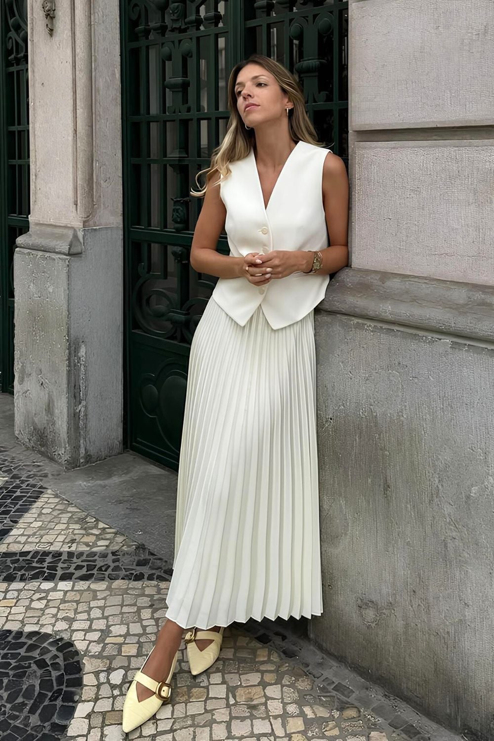 Ivory Sleeveless Vest and Pleated Maxi Skirt with Flats, Close-Up Take Ivory Sleeveless Vest and Pleated Maxi Skirt with Flats, Close-Up Take — Simple Pleated Skirt Outfits