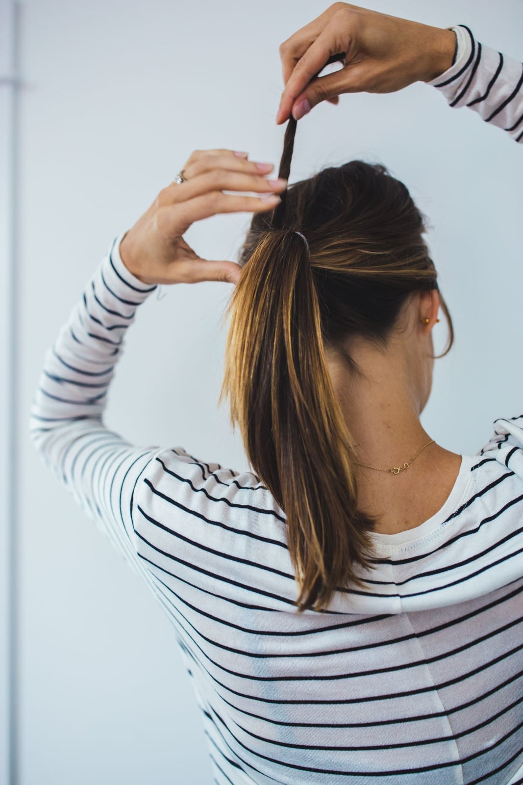 Mid-Back Wavy Ponytail Brown Highlights — Simple Pony Hairstyles