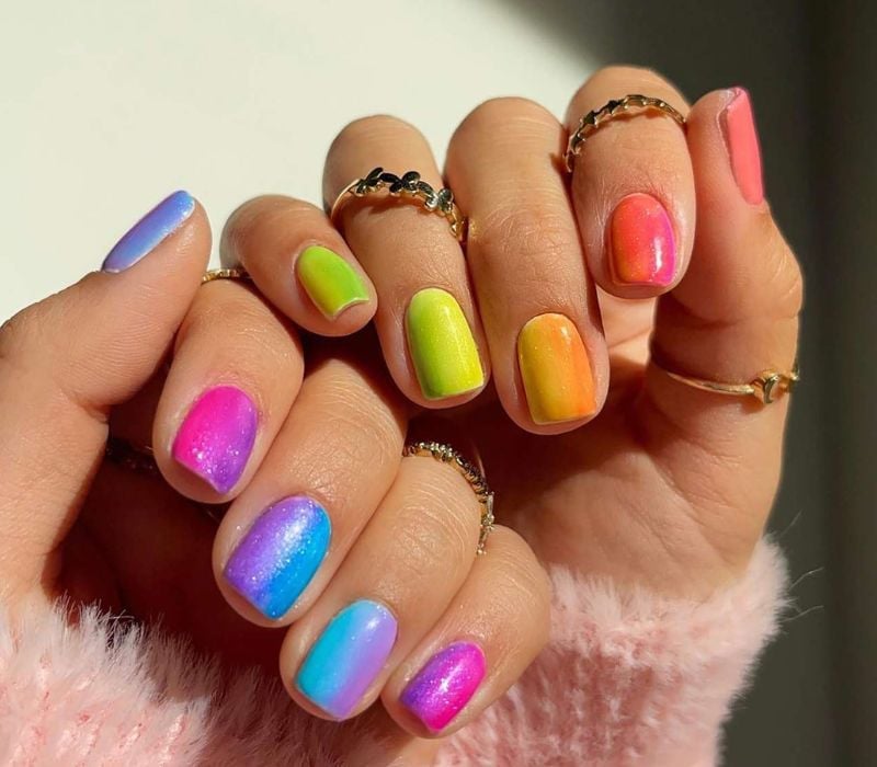 Vibrant Shimmer Gradient Short Oval Nails Vibrant Shimmer Gradient Short Oval Nails — Simple Rainbow Nails