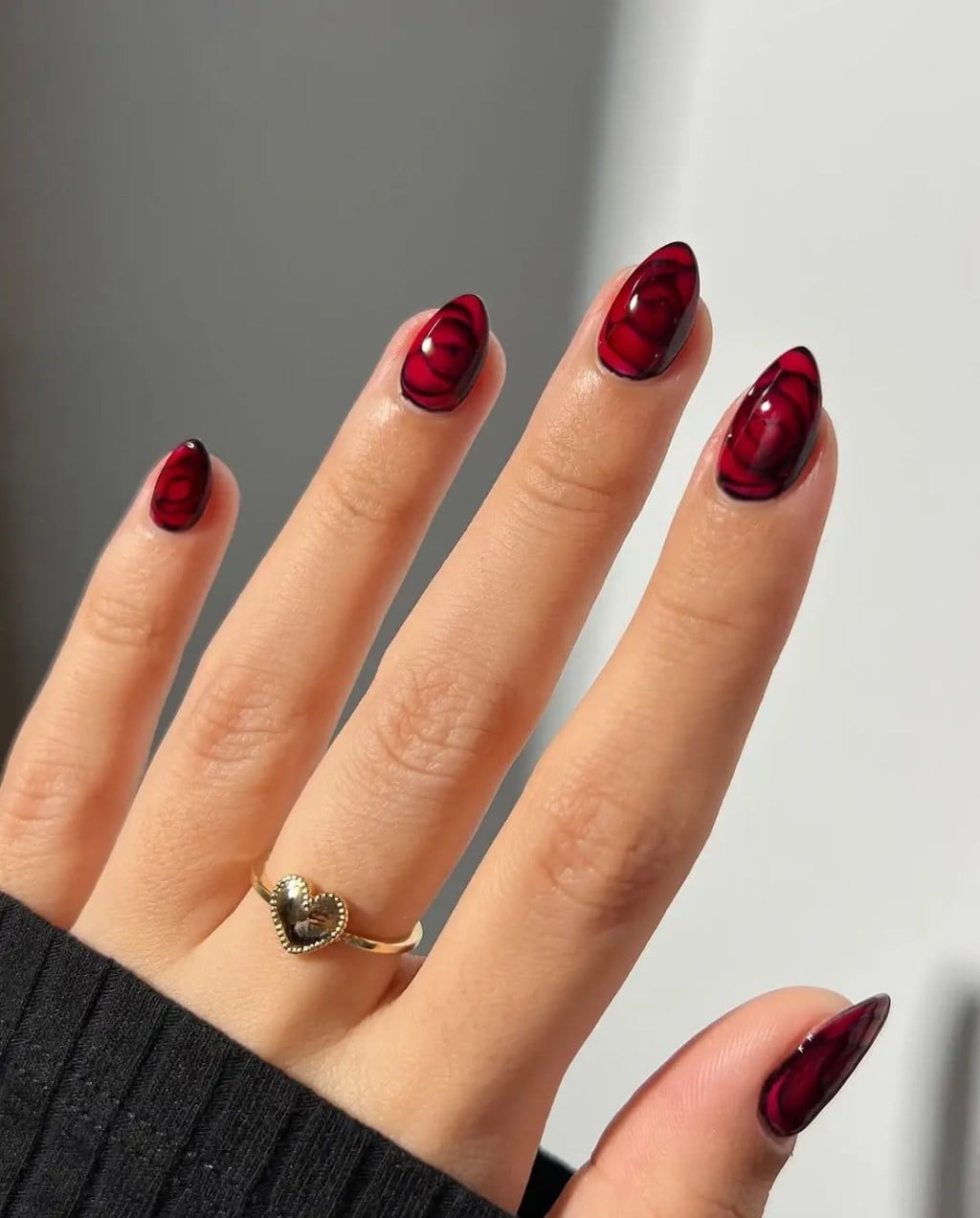 Sheer Nude Red Cat-Eye and French Tip Short Almond Nails Sheer Nude Red Cat-Eye and French Tip Short Almond Nails — Simple Red and Black Nails