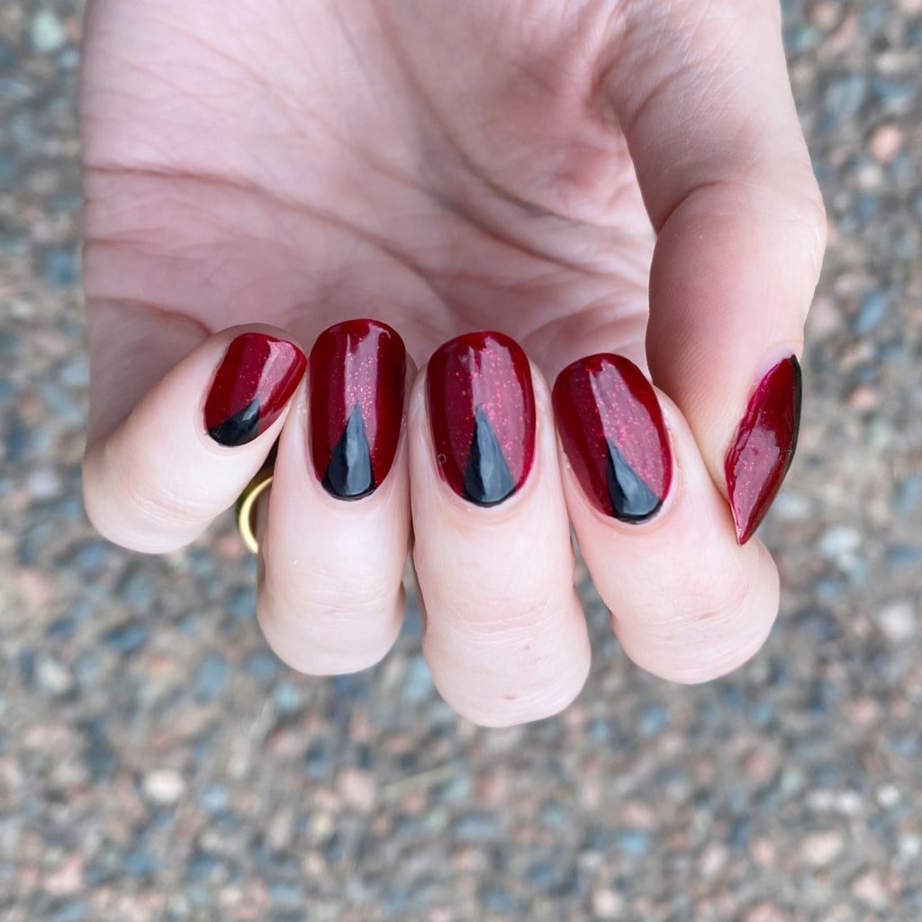 Glossy Deep Red with Black V-Shape Short Oval Nails Glossy Deep Red with Black V-Shape Short Oval Nails — Simple Red and Black Nails