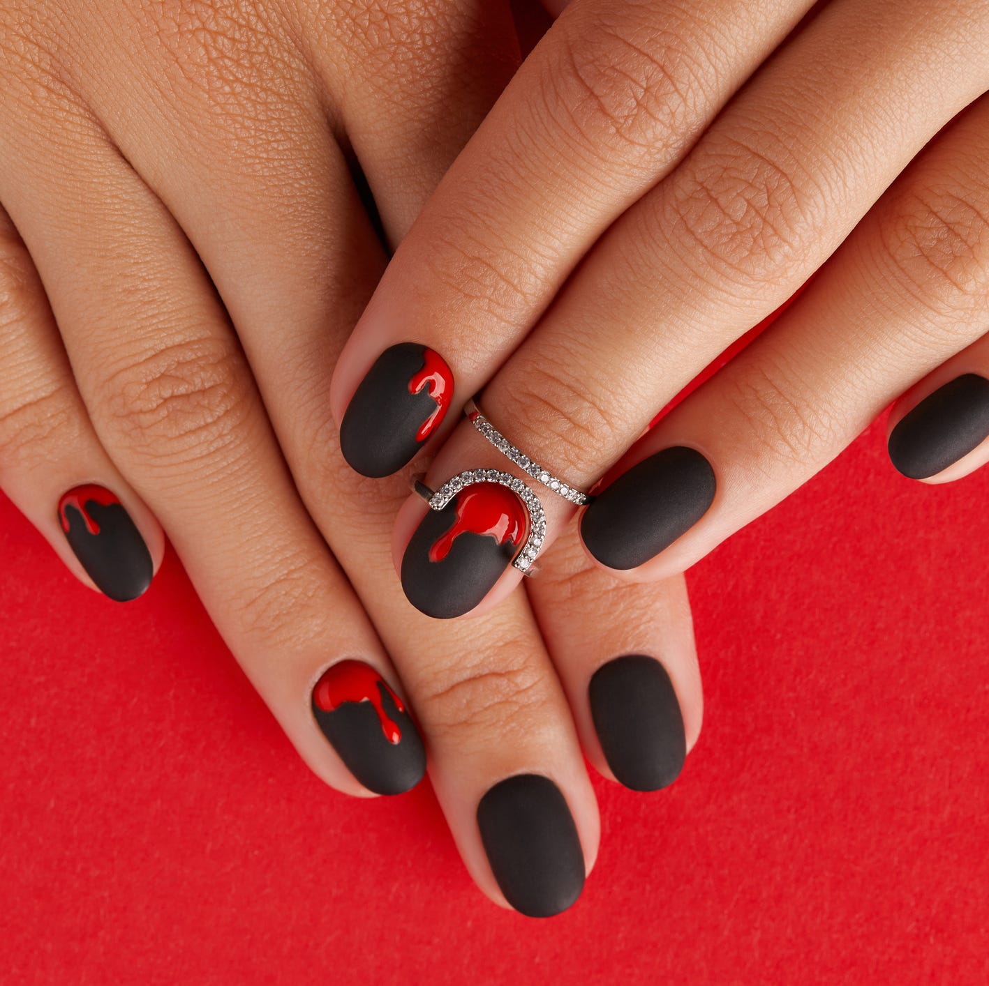 Matte Black with Red Drip Short Oval Nails Matte Black with Red Drip Short Oval Nails — Simple Red and Black Nails