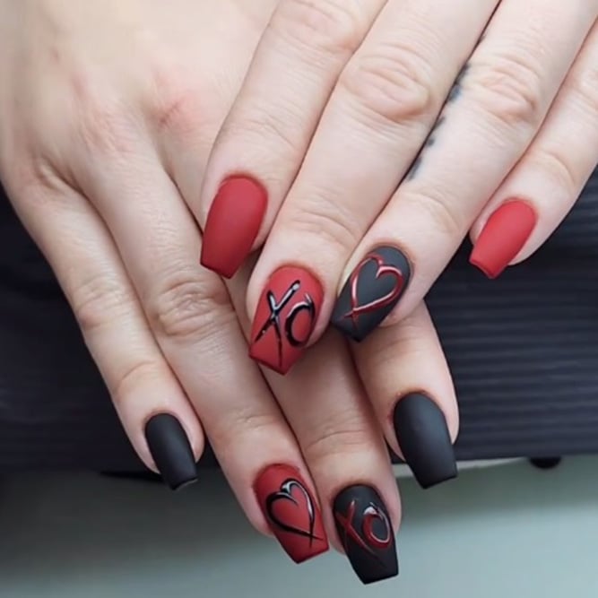 Matte Red and Black Long Coffin Nails with Hearts Matte Red and Black Long Coffin Nails with Hearts — Simple Red and Black Nails