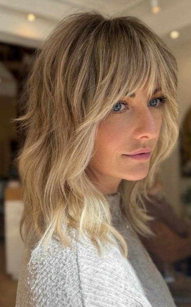 Beige Blonde Collarbone Shag With Subtle Root Beige Blonde Collarbone Shag With Subtle Root — Simple Shag Hairstyles