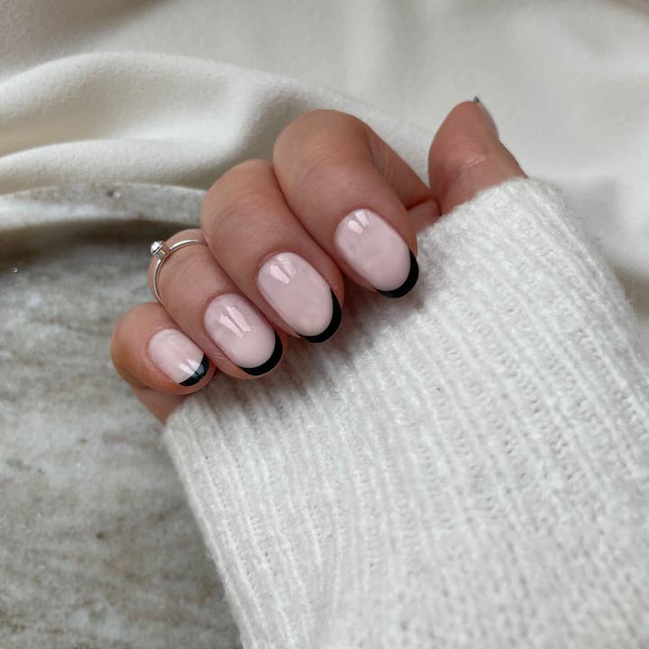 Sheer Pink Short Oval Thin Black French Tip Nails Sheer Pink Short Oval Thin Black French Tip Nails — Simple Short Black Nails