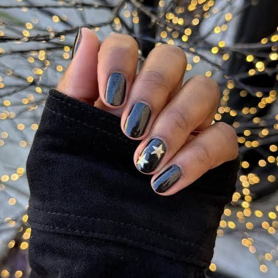 Glossy Black Short Oval White Star Accent Nails Glossy Black Short Oval White Star Accent Nails — Simple Short Black Nails