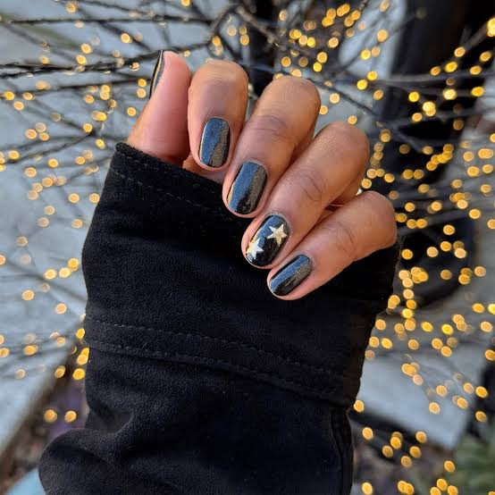 Glossy Black Short Oval Thin White Line Accent Nails Glossy Black Short Oval Thin White Line Accent Nails — Simple Short Black Nails
