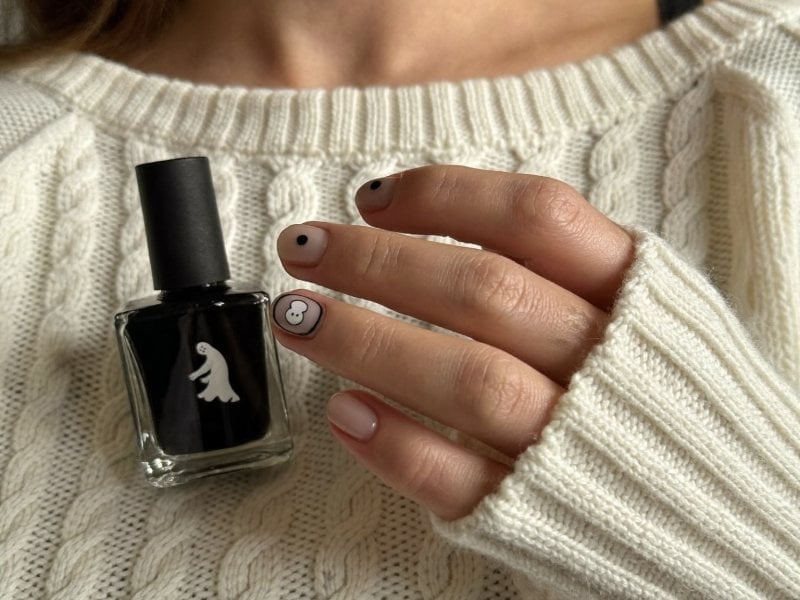 Sheer Nude Short Almond Ghost Motif Nails Sheer Nude Short Almond Ghost Motif Nails — Simple Short Black Nails