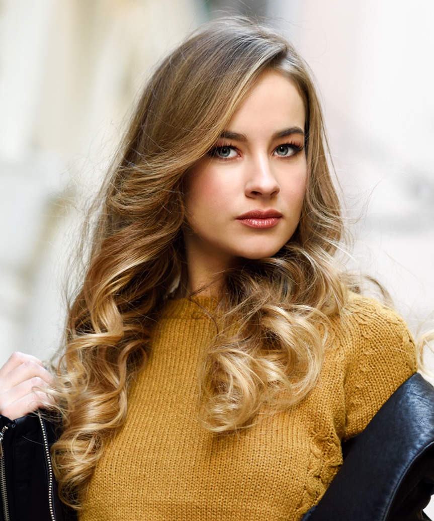 Mid-Back Blonde With Curls And Highlights, Wavy Mid-Back Blonde With Curls And Highlights, Wavy — Simple Side Swept Bangs