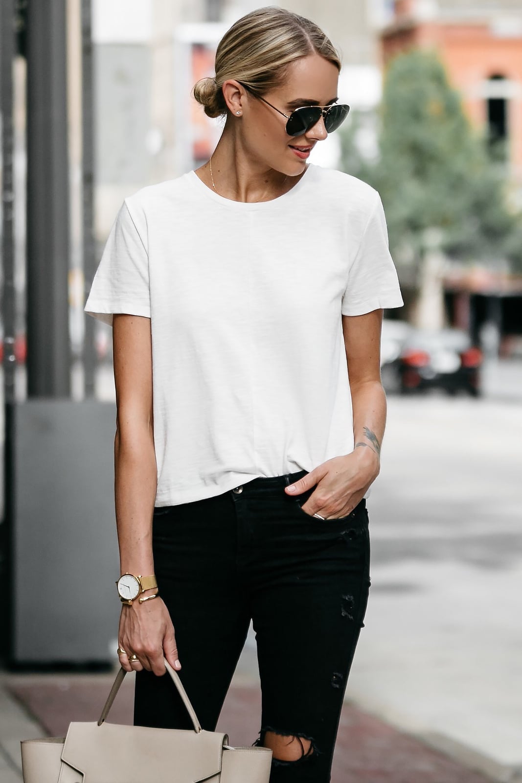 Black Skinny Jeans With Distressed Denim And Tote Bag — Simple Skinny Jeans Outfits