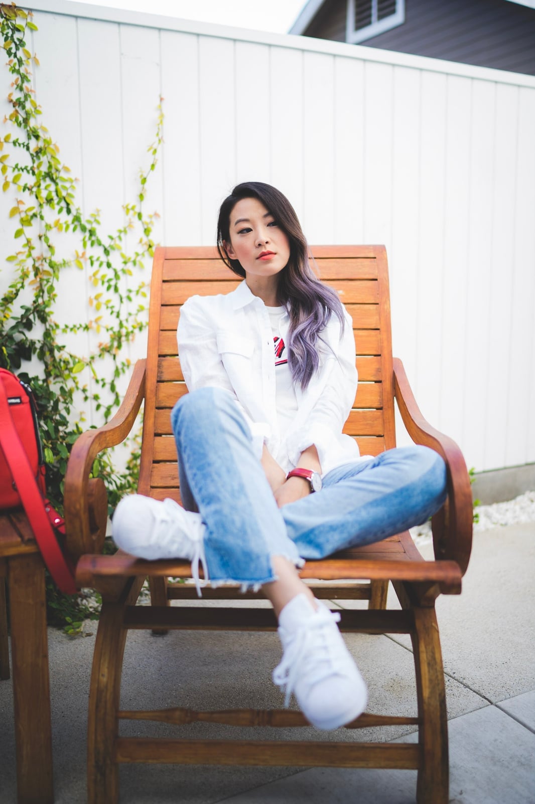 Blue Jeans With White Shirt And Red Backpack — Simple Skinny Jeans Outfits