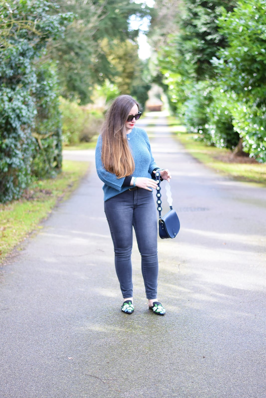 Gray Skinny Jeans With Knit Sweater And Patterned Shoes — Simple Skinny Jeans Outfits