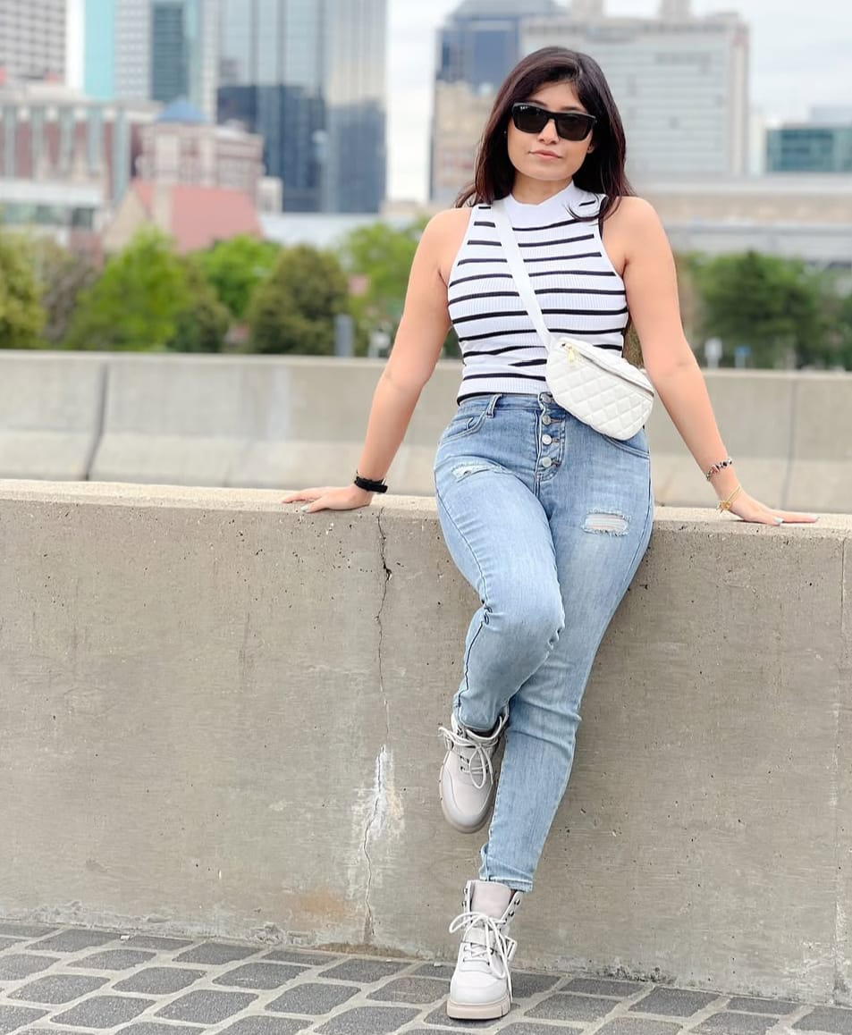 Light Blue Ripped Skinny Jeans With Striped Top And Sneakers — Simple Skinny Jeans Outfits