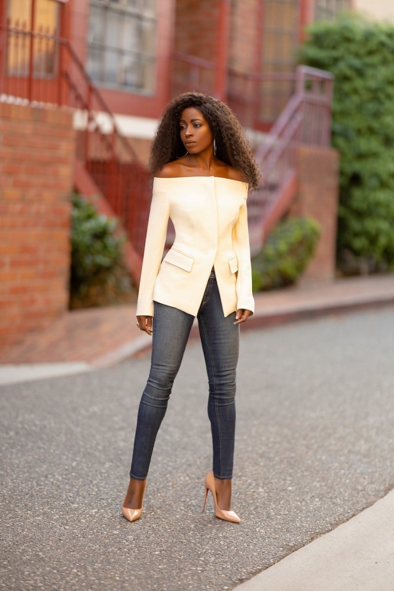 Skinny Jeans With Off-The-Shoulder Cream Jacket — Simple Skinny Jeans Outfits