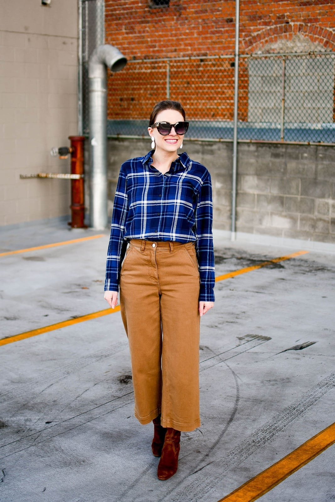 Plaid Shirt With Cropped Trousers And Ankle Boots Plaid Shirt With Cropped Trousers And Ankle Boots — Simple Smart Casual Outfits