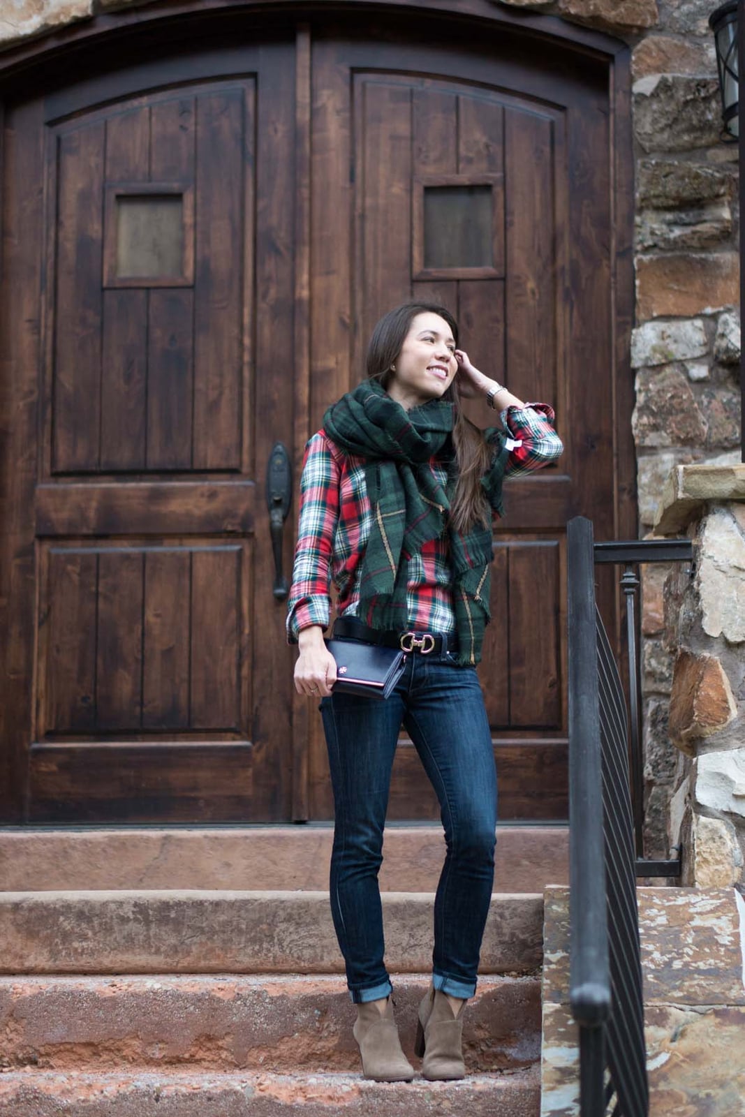 Plaid Shirt With Skinny Jeans And Scarf Plaid Shirt With Skinny Jeans And Scarf — Simple Smart Casual Outfits