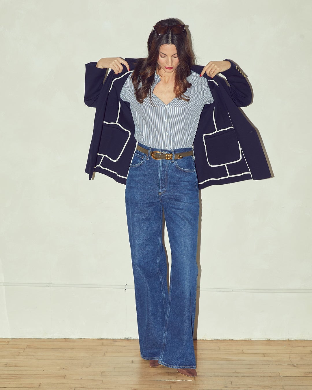 Oversized Navy Blazer With Striped Shirt And Jeans Oversized Navy Blazer With Striped Shirt And Jeans — Simple Smart Casual Outfits