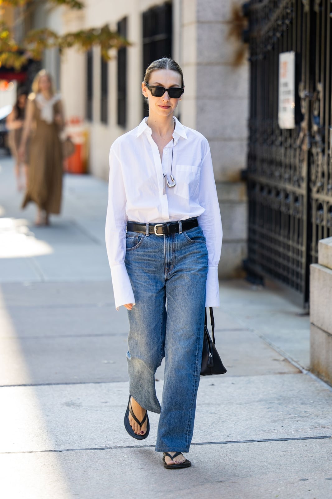 Oversized White Shirt With Blue Jeans and Flip-Flops Oversized White Shirt With Blue Jeans and Flip-Flops — Simple Straight Leg Jeans Outfits