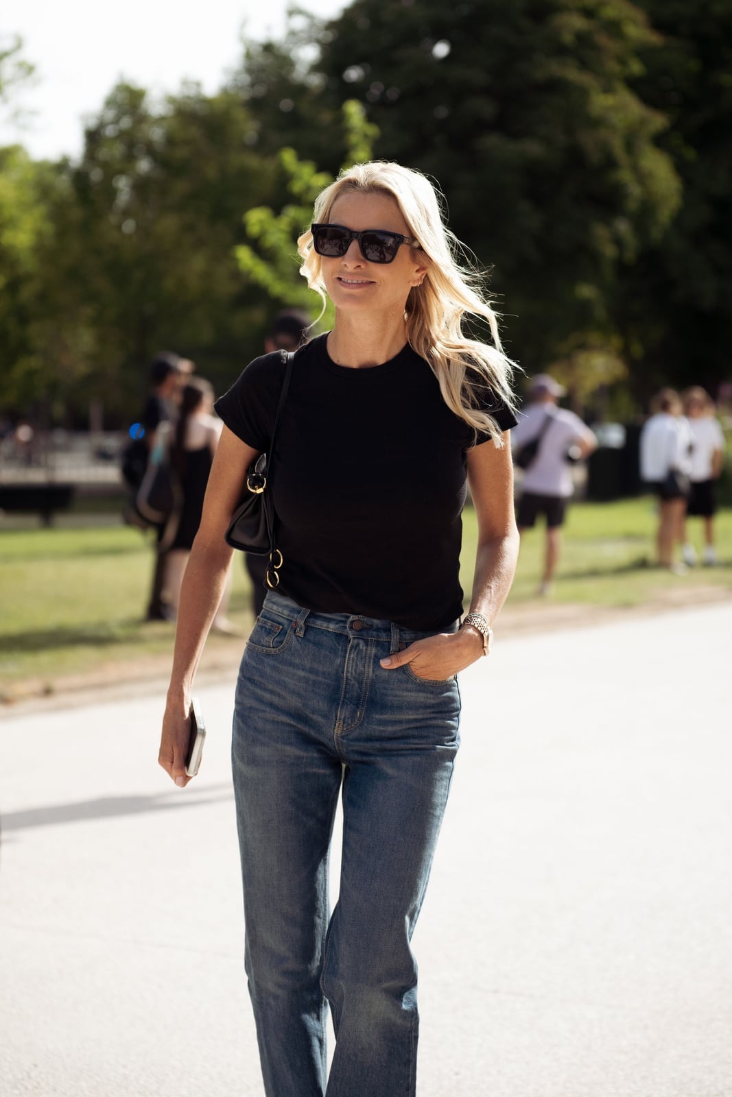 High-Waisted Straight Leg Jeans With Black T-Shirt High-Waisted Straight Leg Jeans With Black T-Shirt — Simple Straight Leg Jeans Outfits