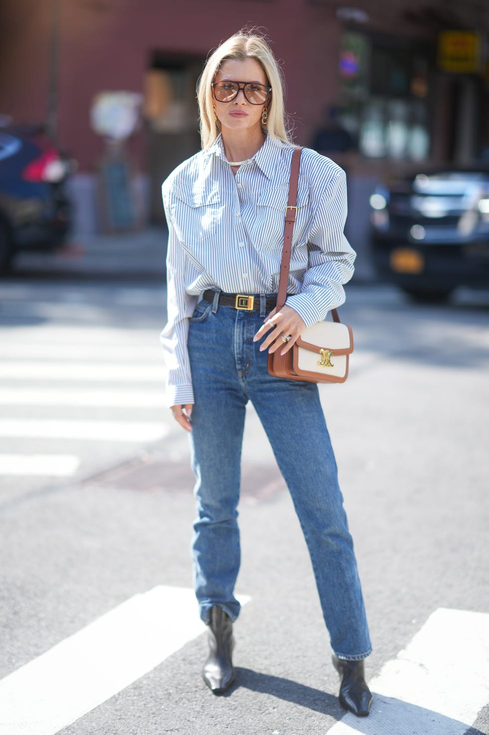 Striped Shirt With Shoulder Pads Paired With Jeans Striped Shirt With Shoulder Pads Paired With Jeans — Simple Straight Leg Jeans Outfits
