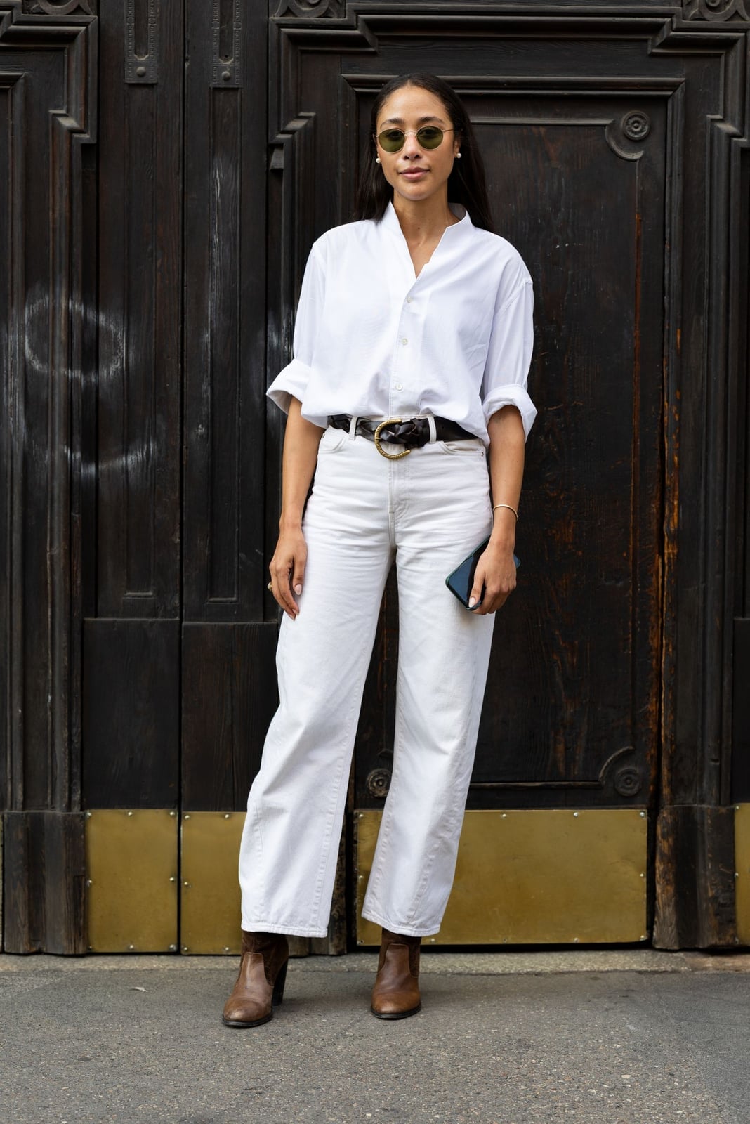 Monochromatic White Jeans Outfit With Brown Belt Monochromatic White Jeans Outfit With Brown Belt — Simple Straight Leg Jeans Outfits