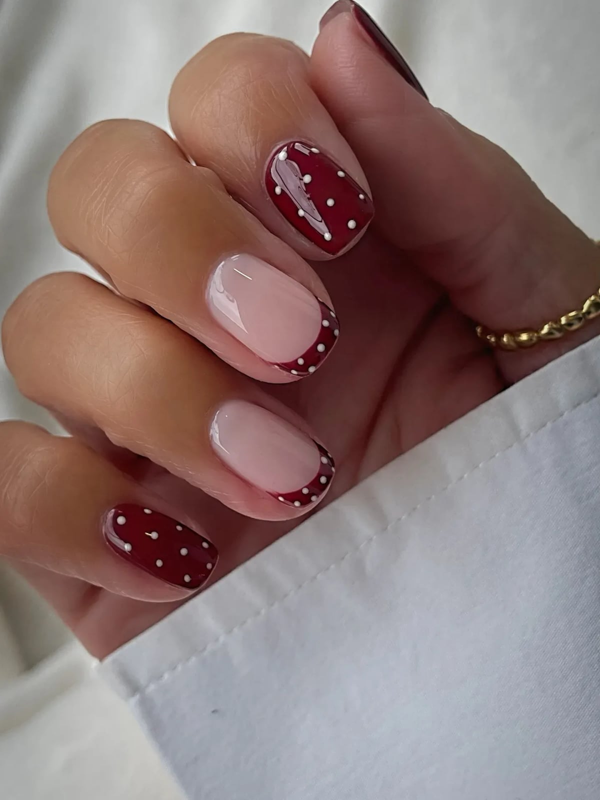 Short Square Red French Tip with Dot Accents, квадрат — Simple Trending Nails