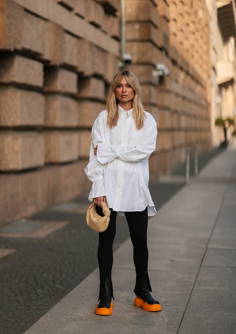 Oversized White Shirt With Black Leggings — Simple Weekend Outfits