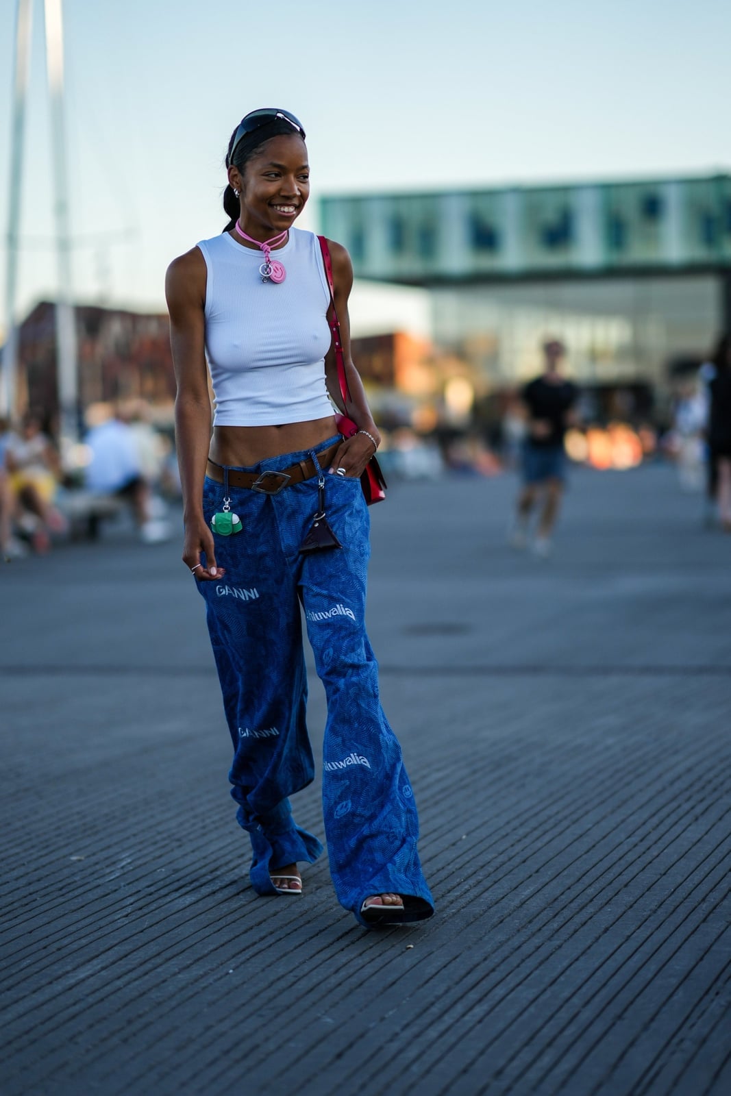 Paisley Pattern Jeans with Cropped Tank and Pink Choker Paisley Pattern Jeans with Cropped Tank and Pink Choker — Trendy 2000s Outfits Party