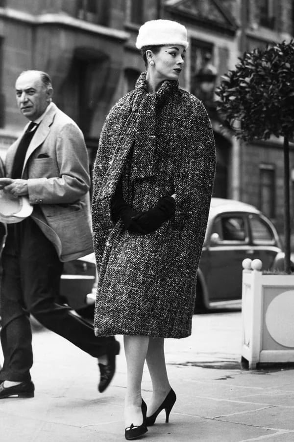 A Dramatic Tweed Cape Coat Evokes 1950s Elegance — Trendy 50s Style