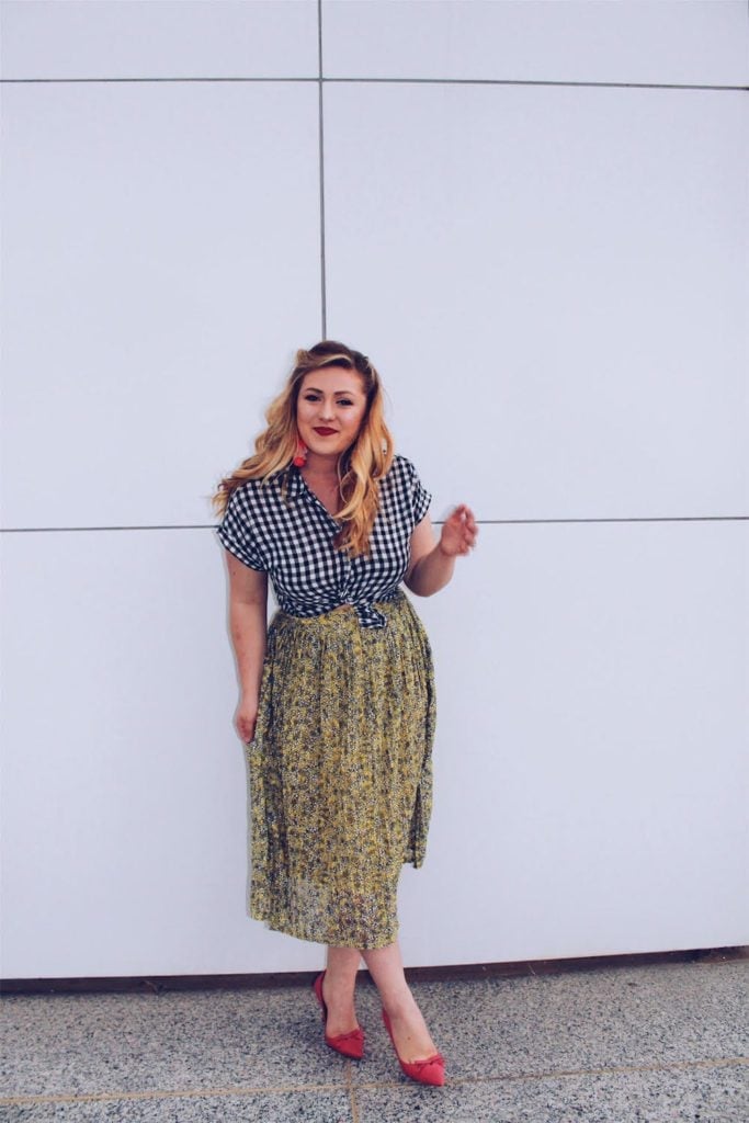 Gingham Shirt Tied at the Waist with a Floral Midi Skirt — Trendy 50s Style