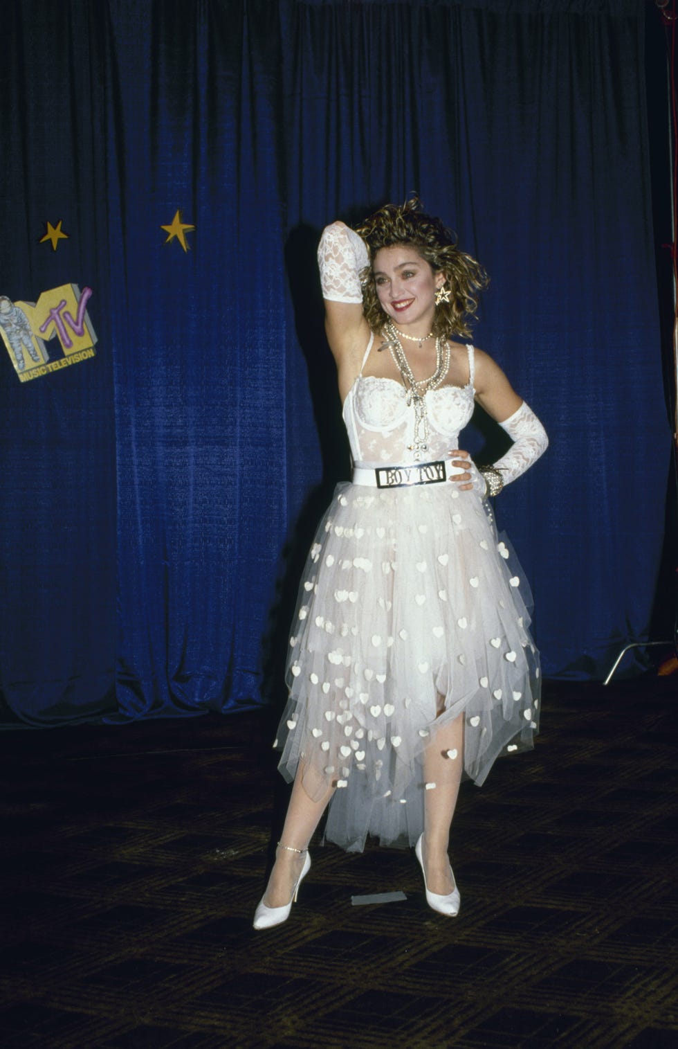 White Corset Top with a Voluminous Tulle Skirt and Lace Gloves White Corset Top with a Voluminous Tulle Skirt and Lace Gloves — Trendy 80s Party Outfit