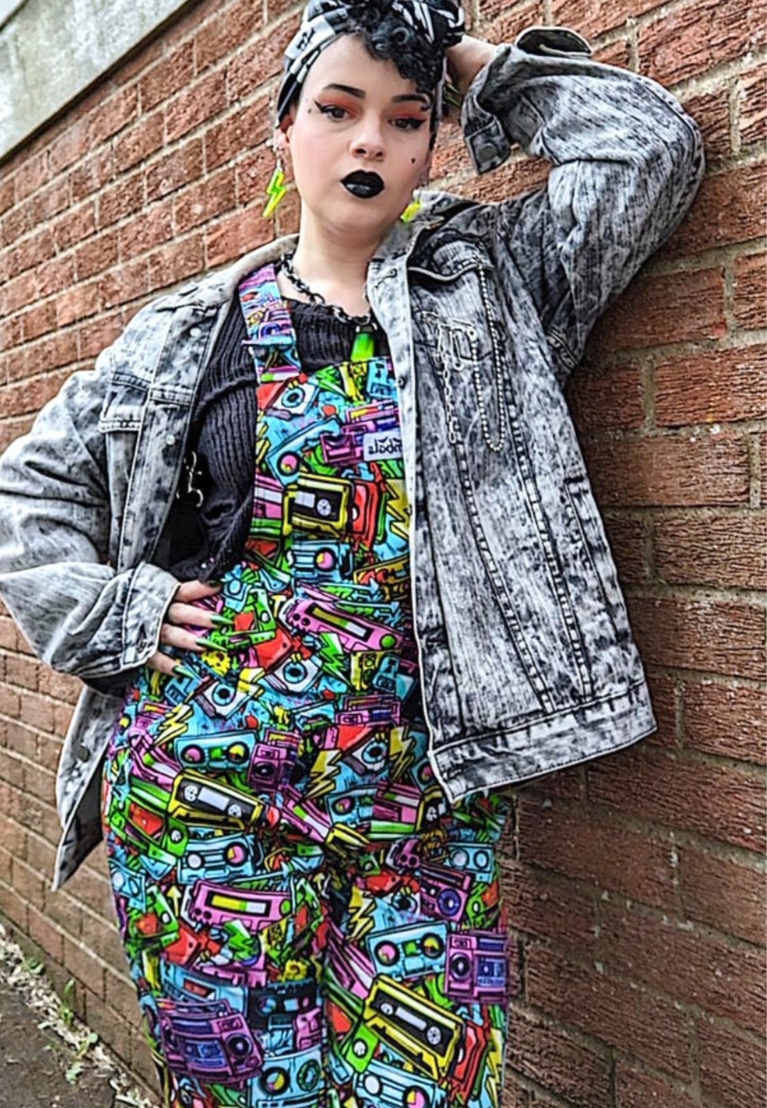 Acid Wash Denim Jacket With Graphic Dungarees Acid Wash Denim Jacket With Graphic Dungarees — Trendy 80s Style