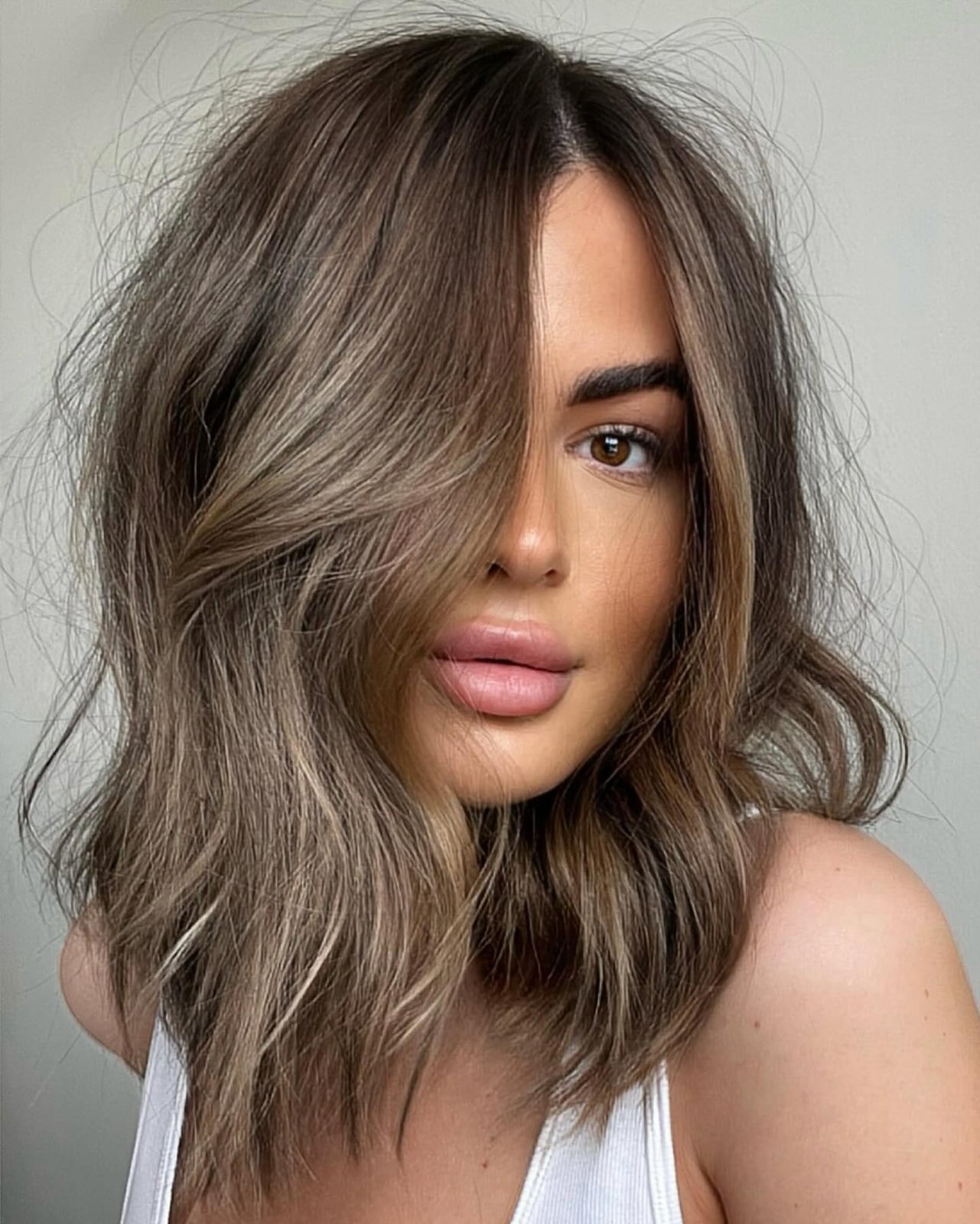 Collarbone Lob Ash Brown With Blonde Highlights — Trendy Ash Brown Hair