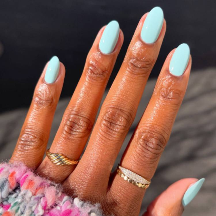 Medium Oval Vibrant Minty Blue Nails — Trendy Baby Blue Nails