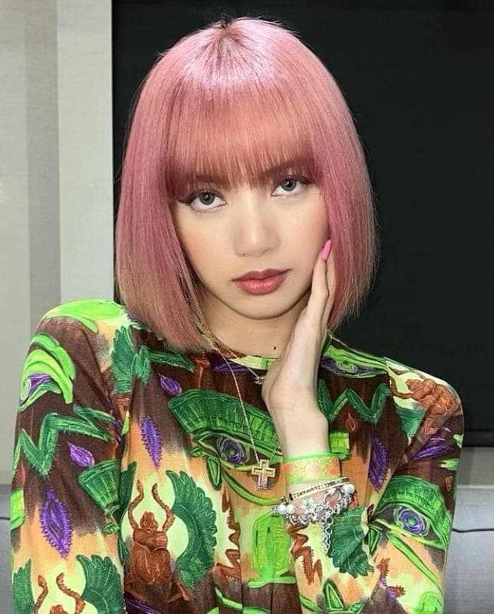 Vibrant Pink Blunt Bob With Blunt Bangs Vibrant Pink Blunt Bob With Blunt Bangs — Trendy Bangs Style